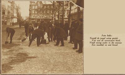 871598 Afbeelding van enkele werkloze mannen, die sneeuwruimen aan de noordzijde van het Vredenburg te Utrecht.